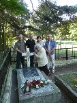 Cmentarz wojenny w Budach Starych, 20 wrze�nia 2009. Regina Gaw�owicz z dzie�mi podczas drugiej wizyty na grobie ojca.